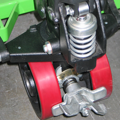 Pedal-Arretierbremse für Gabelhubwagen, an den Führungsrädern montiert.